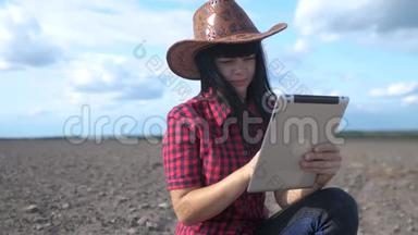 智慧生态是一种收获农业的耕作理念。 女农民用数字平板电脑研究地球污垢的生活方式